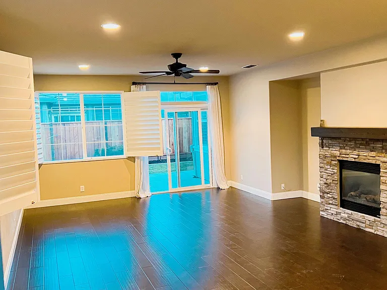 2406 Abbott Ct — Photo 2