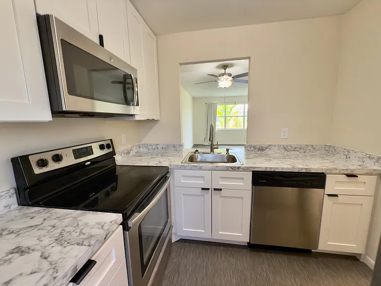560 SE 2nd Ave — Photo 5