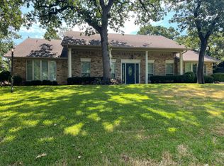 14 Devonshire Dr, Bedford, TX 76021