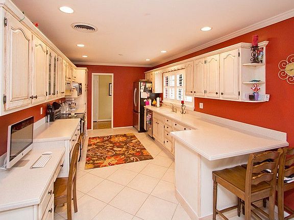 4th image of 2033 Siesta Ln