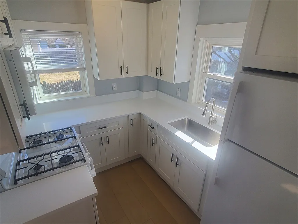 3 bed, 1.0 bath, 1200 sqft, $3,200 — Photo 1
