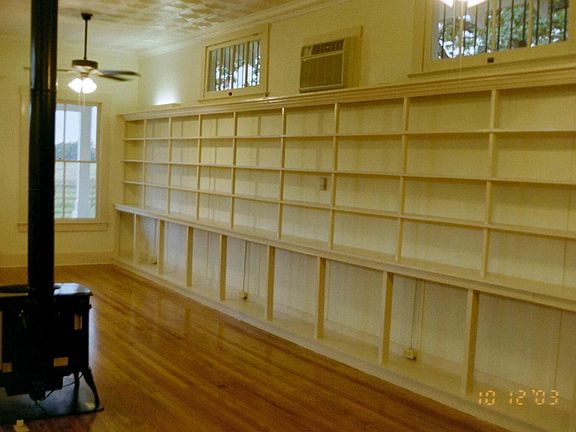 Lots of shelving for nick nacs and books!