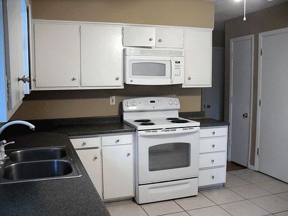 1608 Vivian Ln. Kitchen