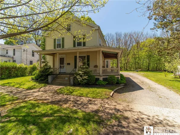 32 Franklin St, Westfield, NY 14787