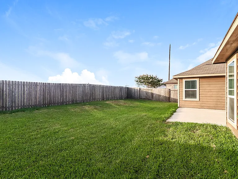 1902 Walnut Green Cir — Photo 16