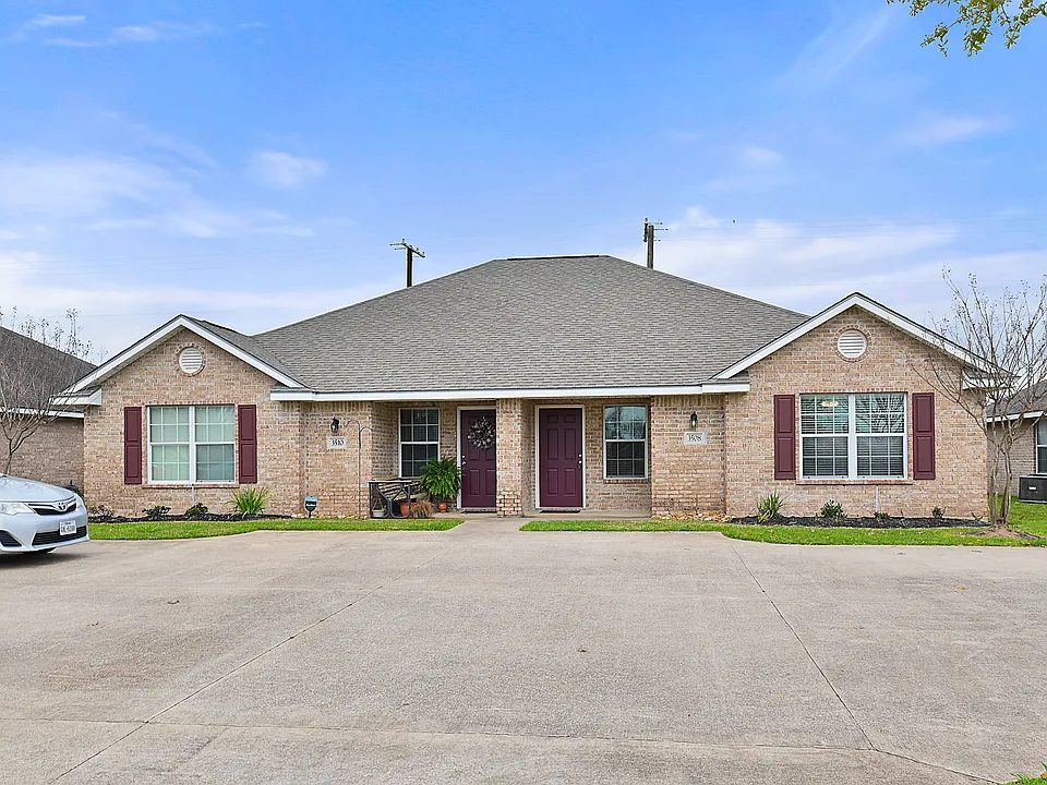 3557 is located at the end of the Cu-de-sac on the left. Close to Texas A&M. Close to the shuttle bus route. Basketball hoop, volleyball pit, Fire Pit, tons of parking for guests. 3 designated spots per unit.