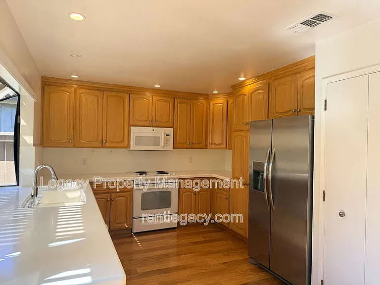 255 Munroe St — Photo 15