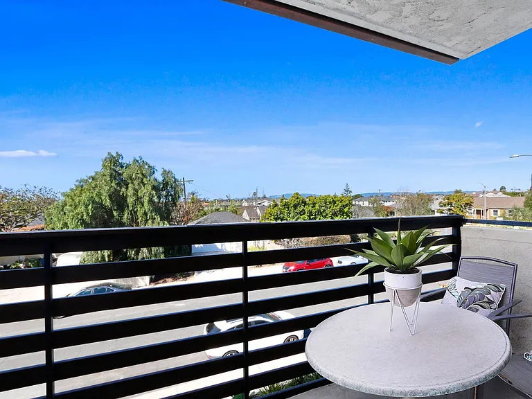 Sepulveda West Apartments — Photo 17