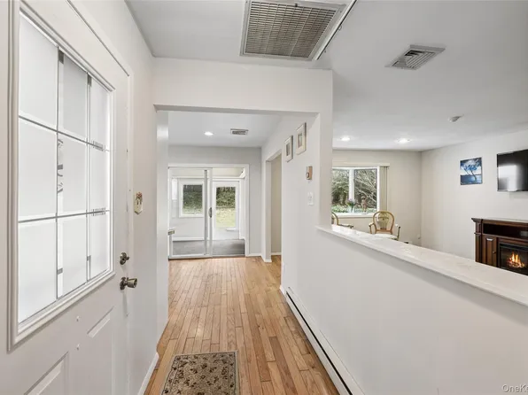 25 Freemont Lane, Coram, NY 11727