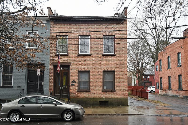 4th image of 156 Front Street
