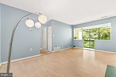 2 bed, 1.5 bath, 979 sqft, $1,950 — Photo 2