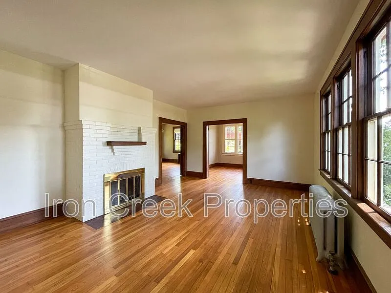 4 bed, 2.5 bath, 2400 sqft, $3,150 — Photo 3