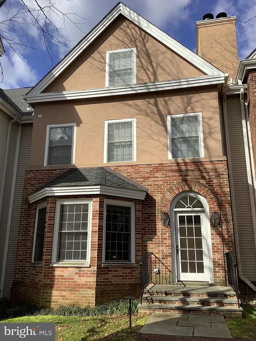 32 Governors Ln photo 1