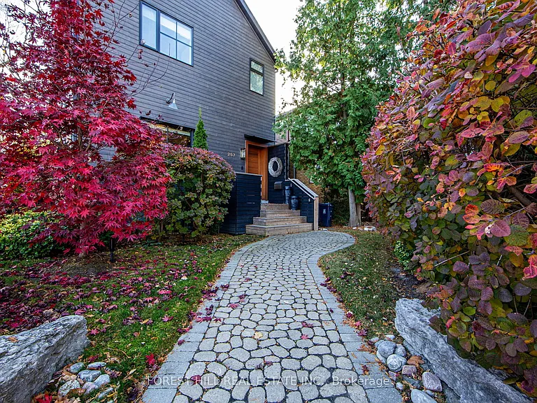 257 Manor Rd E — Photo 2