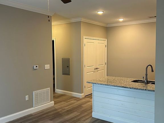 5th image of 173 Windover Ave #111