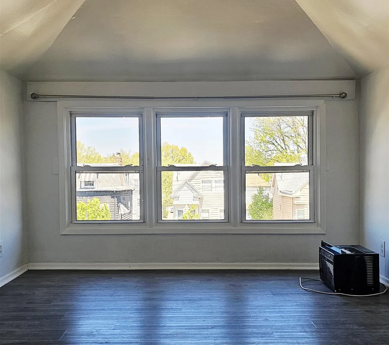 3 bed, 1.0 bath, $2,800 — Photo 2