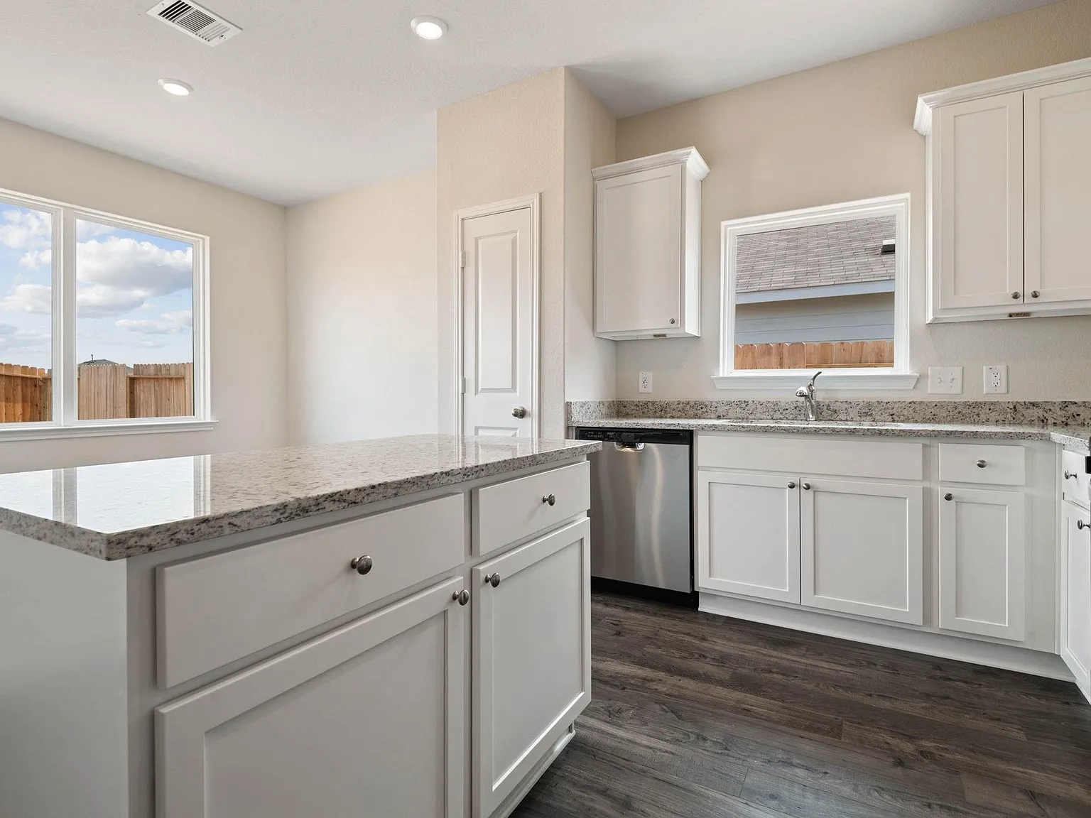 3 bed, 2.0 bath, 1316 sqft, $2,195 — Photo 2