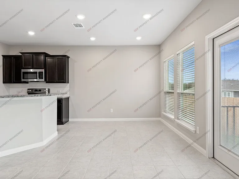 625 Oxford Ln — Photo 13