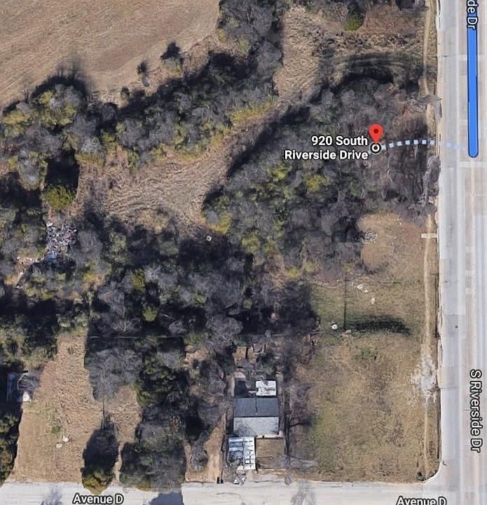 2nd image of 920 S Riverside Dr