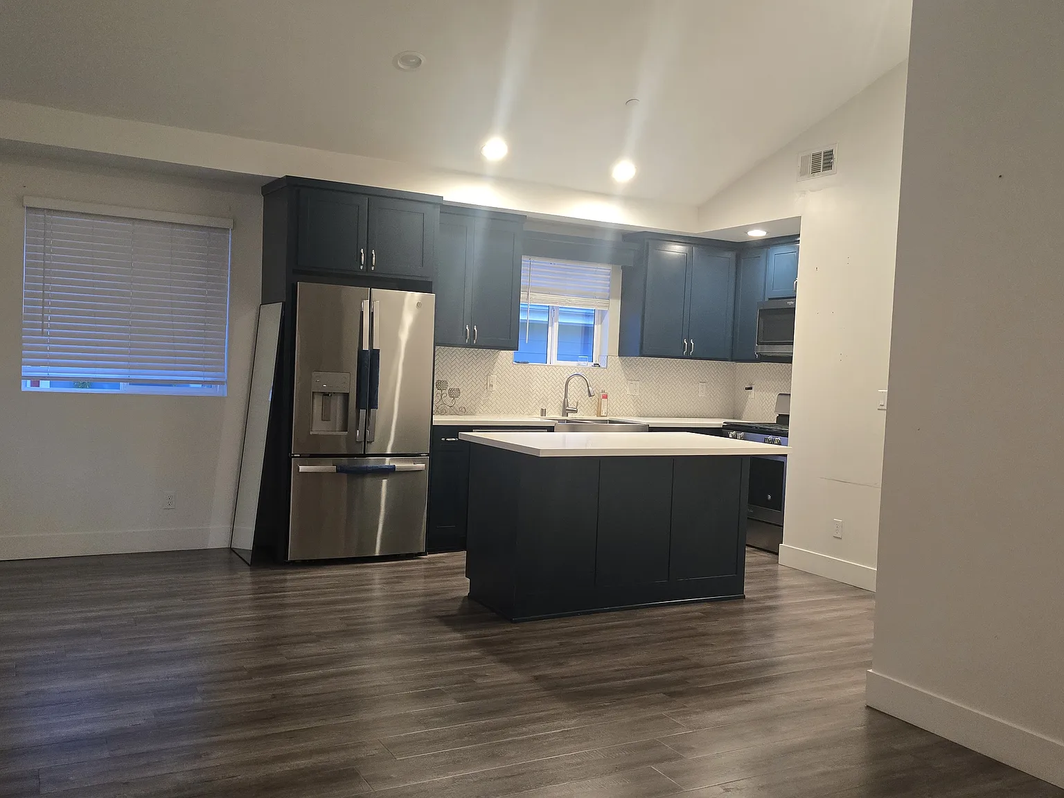 3 bed, 1000 sqft, $3,000 — Photo 2