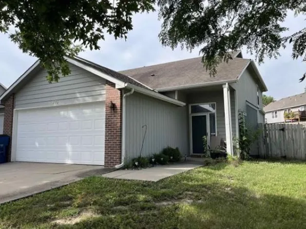925 N Field Stone Dr, Lawrence, KS 66049