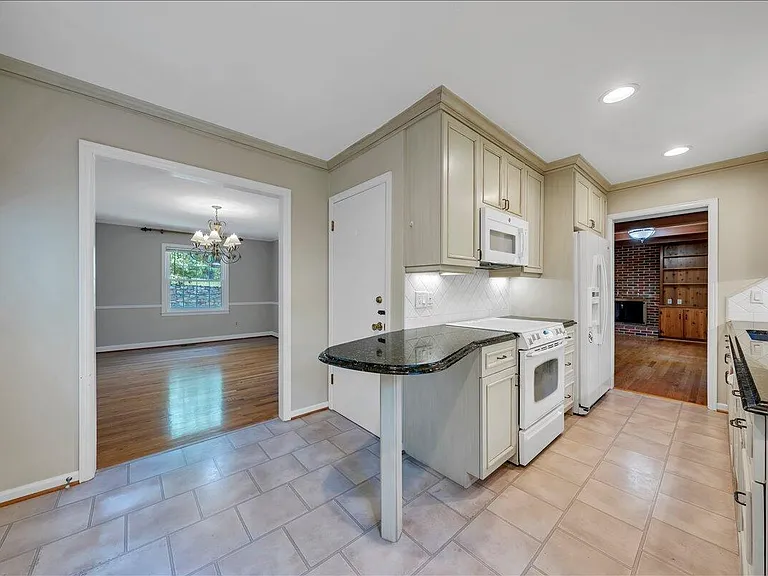 1814 Pelham Dr — Photo 12
