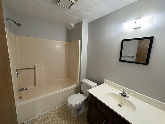 5th image of 307 1/2 W 6th St