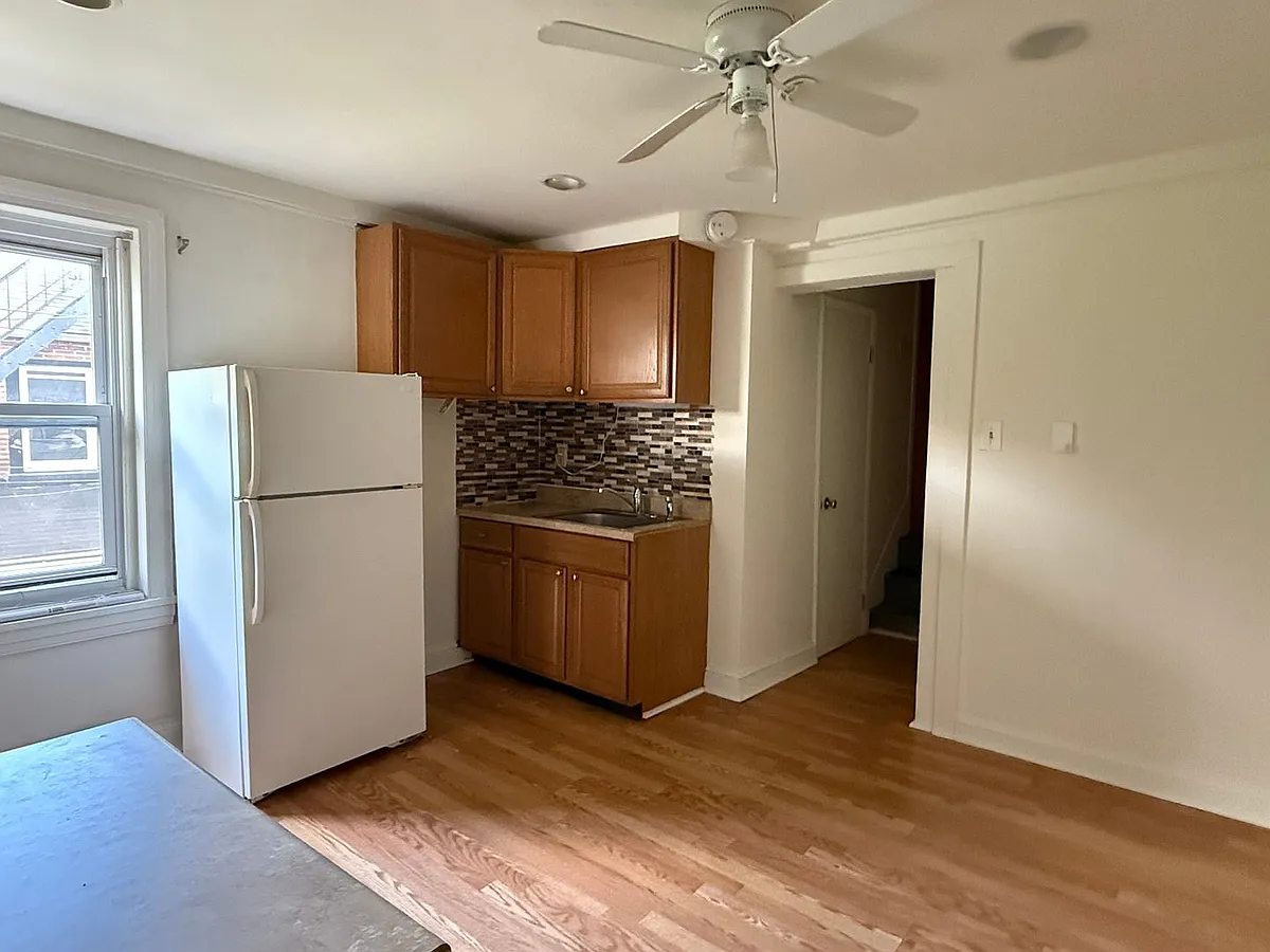 Building Photo - 133 E Market St #2