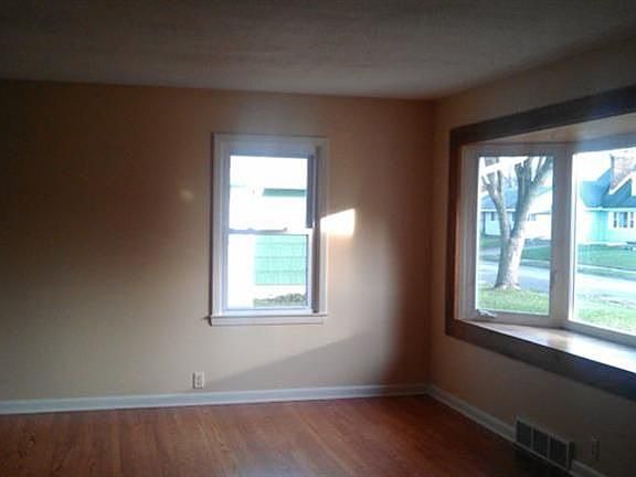  Big bay window liv & din rm