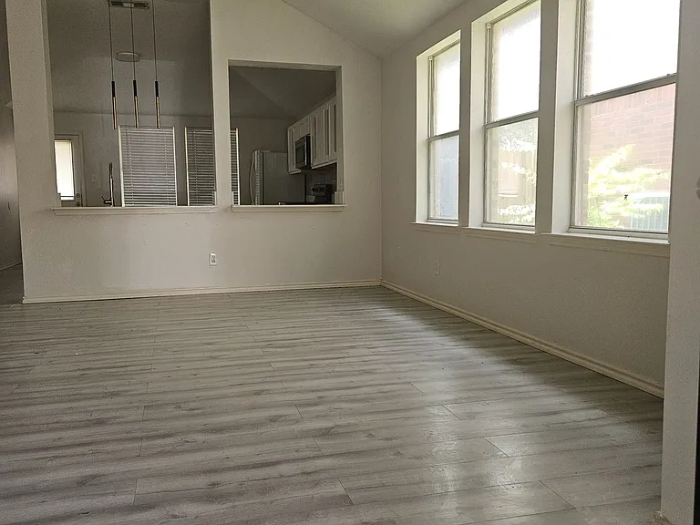 1042 Warbler — Photo 27