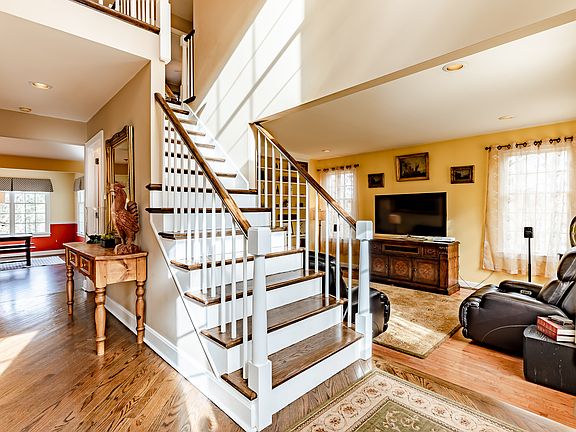 5th image of 8 Oak Glen Dr