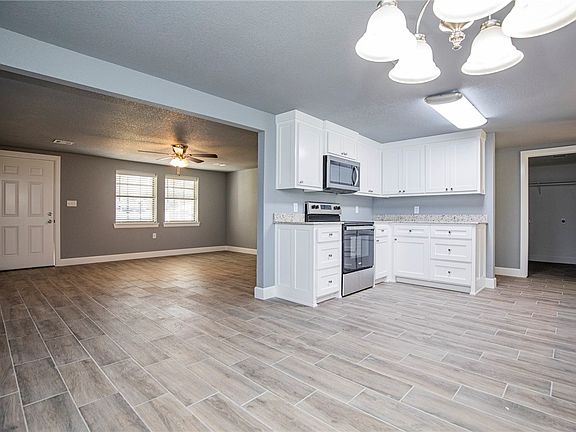 3rd image of 921 Lewis Cir