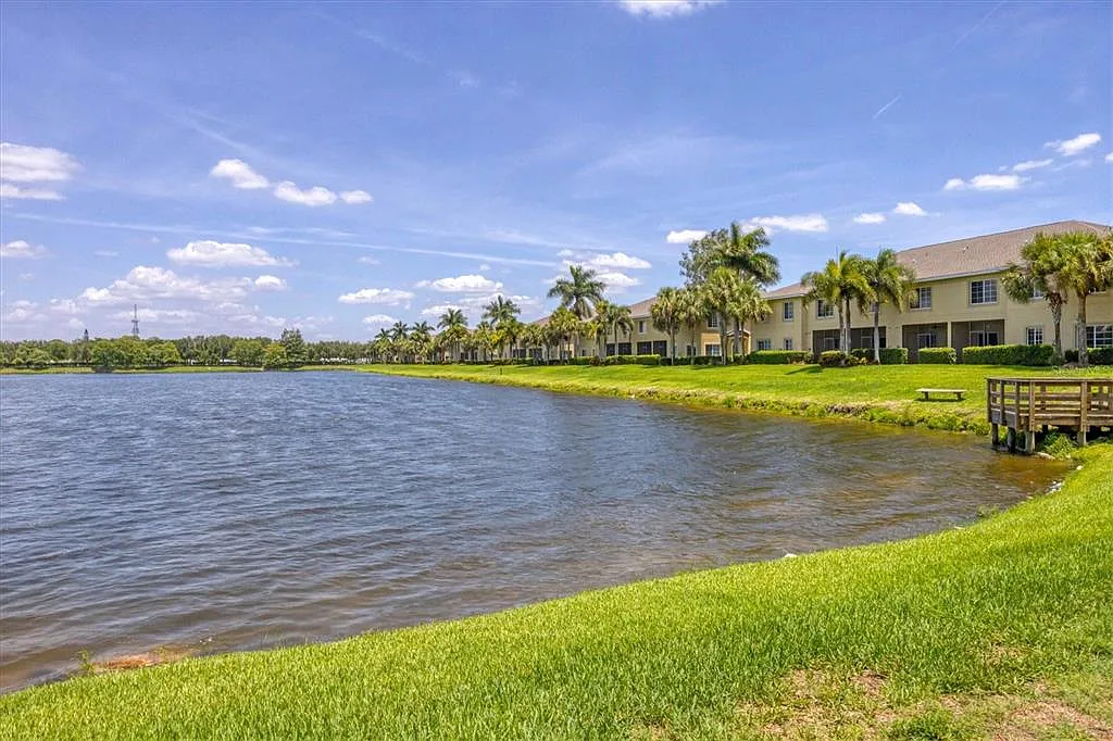 3 bed, 2.5 bath, 1200 sqft, $1,800 — Photo 2