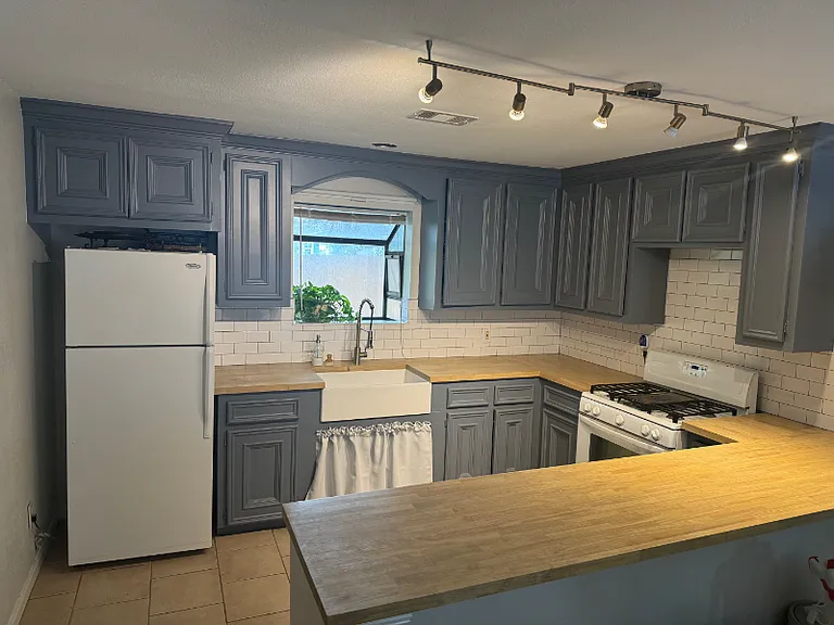 905 Avenue K — Photo 1