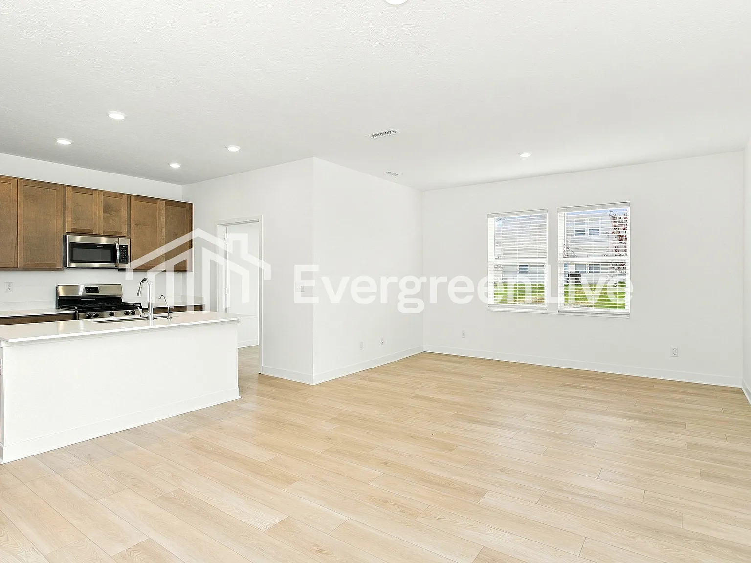 3 bed, 2.5 bath, 1849 sqft, $1,990 — Photo 3