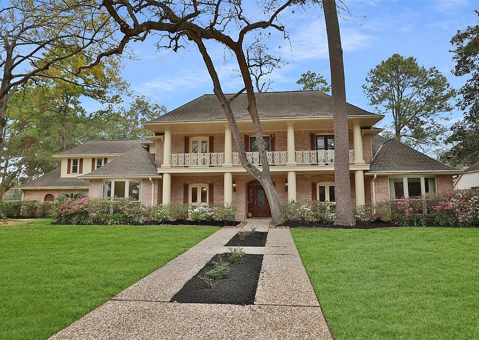 Stately 5 bedroom home in established neighborhood of Huntwick Forest
