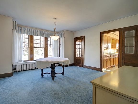 5th image of 801 W Brown St