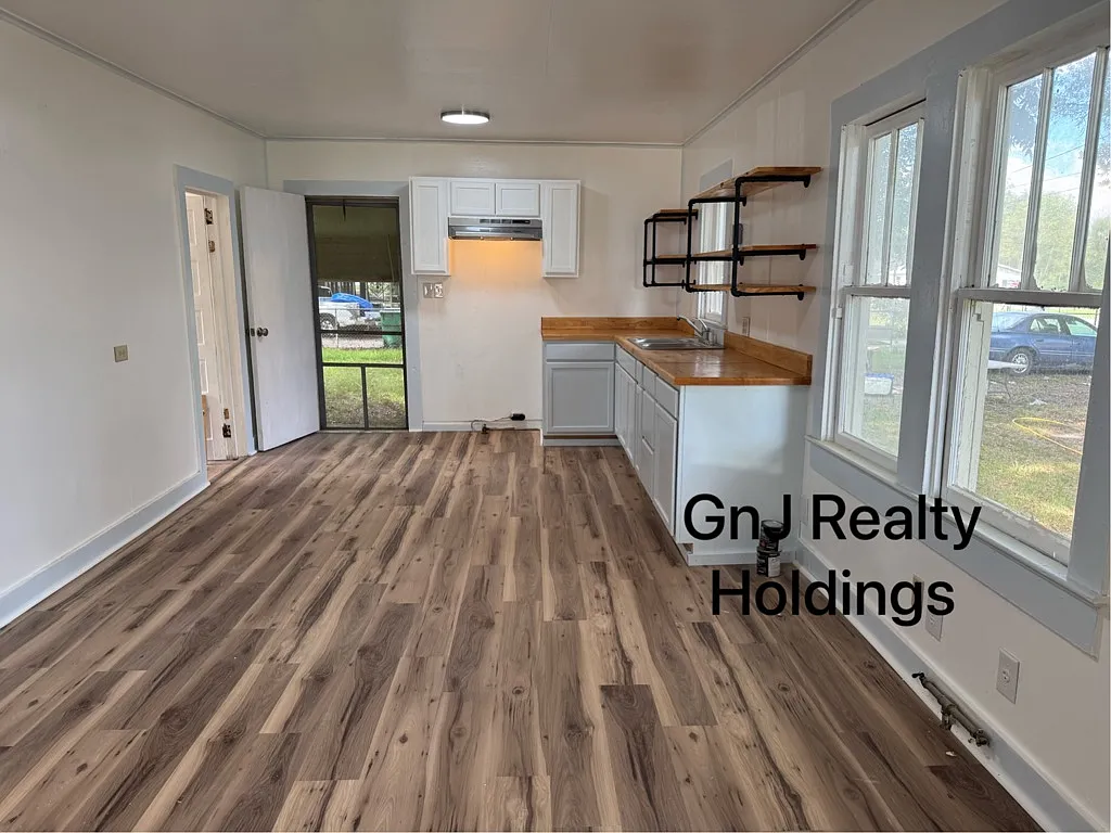 2BR 1 Bath Single-Family Home Crowley, Louisiana — Photo 2