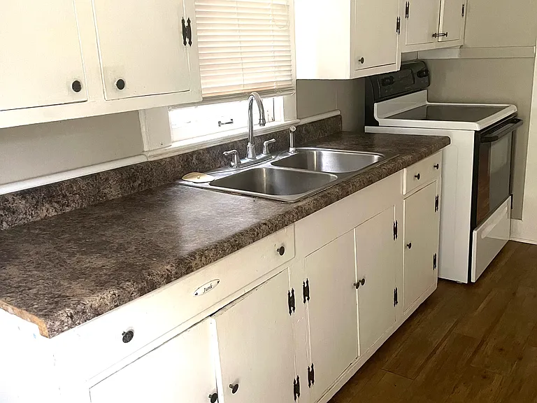313 N Avenue H — Photo 4