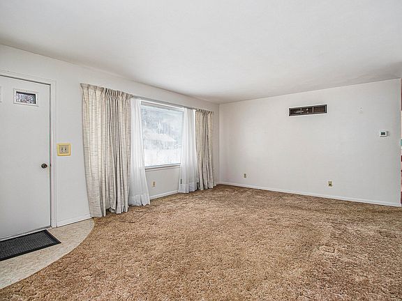 4th image of 210 Oakhurst Ave