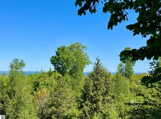 9 W Harbour Rdg, Maple City, MI 49664