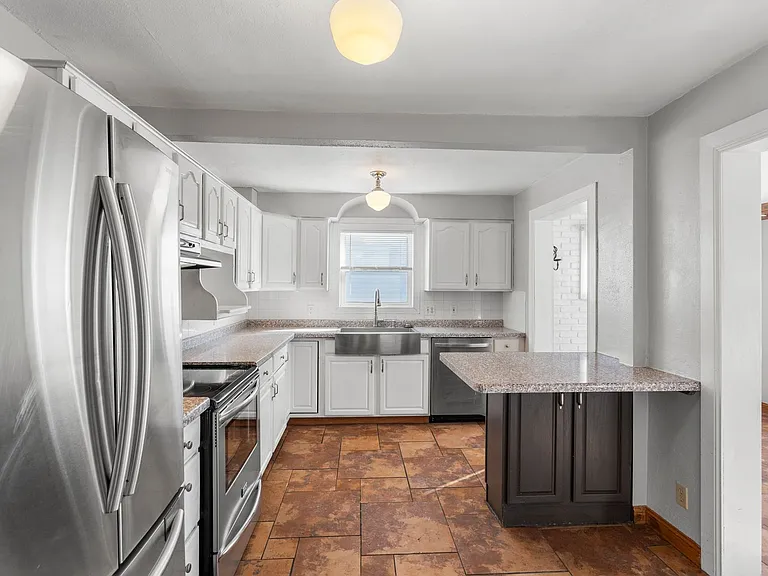 820 W 4th St — Photo 18