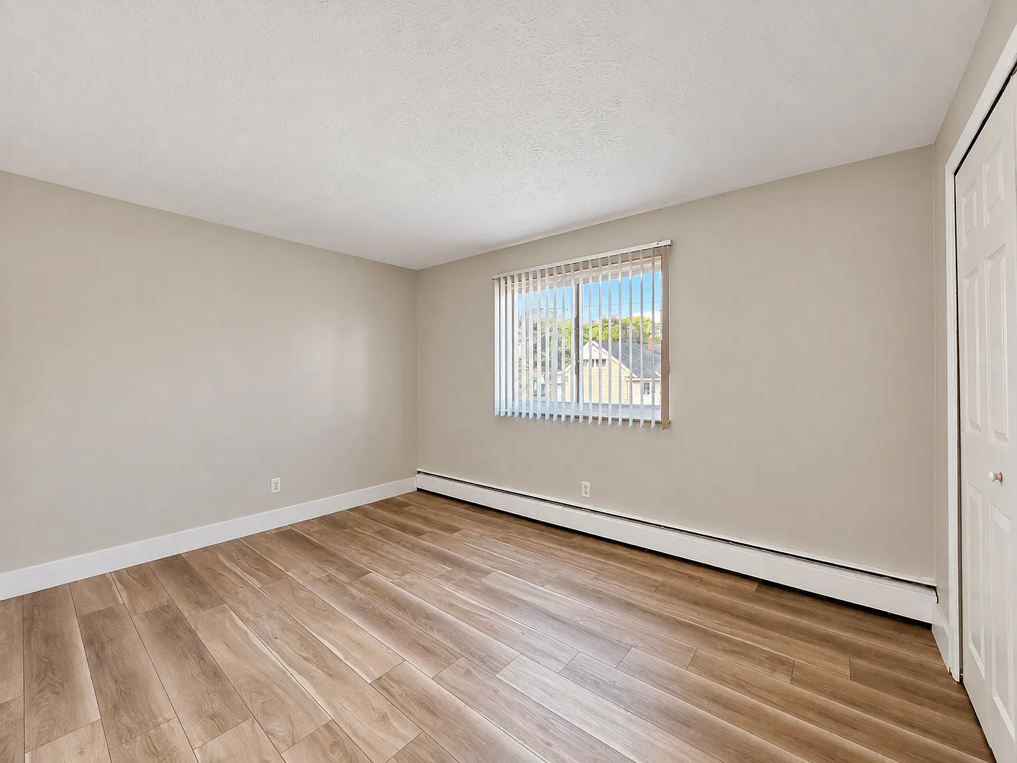 Holland Gardens Apartments — Photo 4