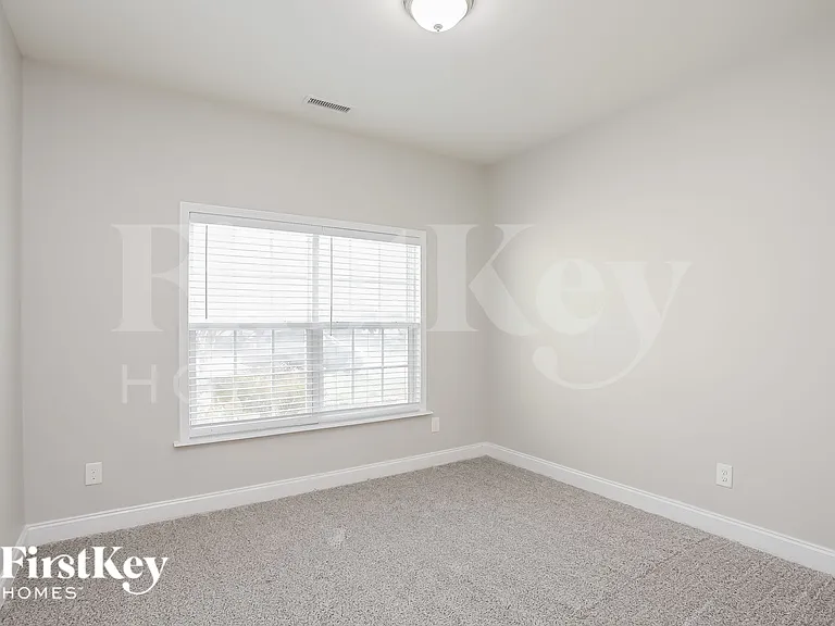 182 Norwich Dr — Photo 16