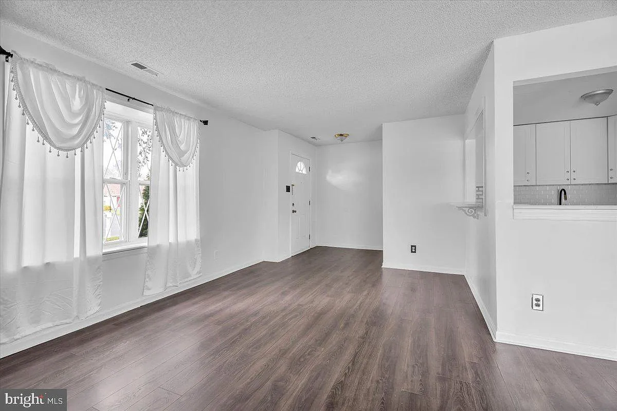 3 bed, 2.0 bath, 1470 sqft, $2,450 — Photo 4