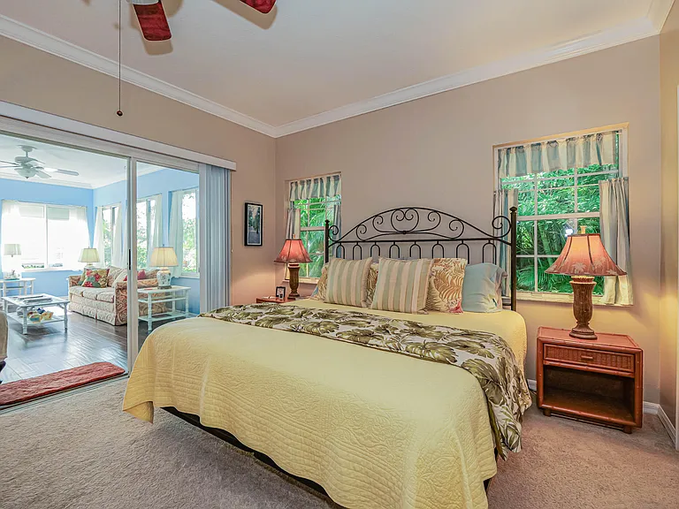 335 Hawthorne Ln — Photo 16