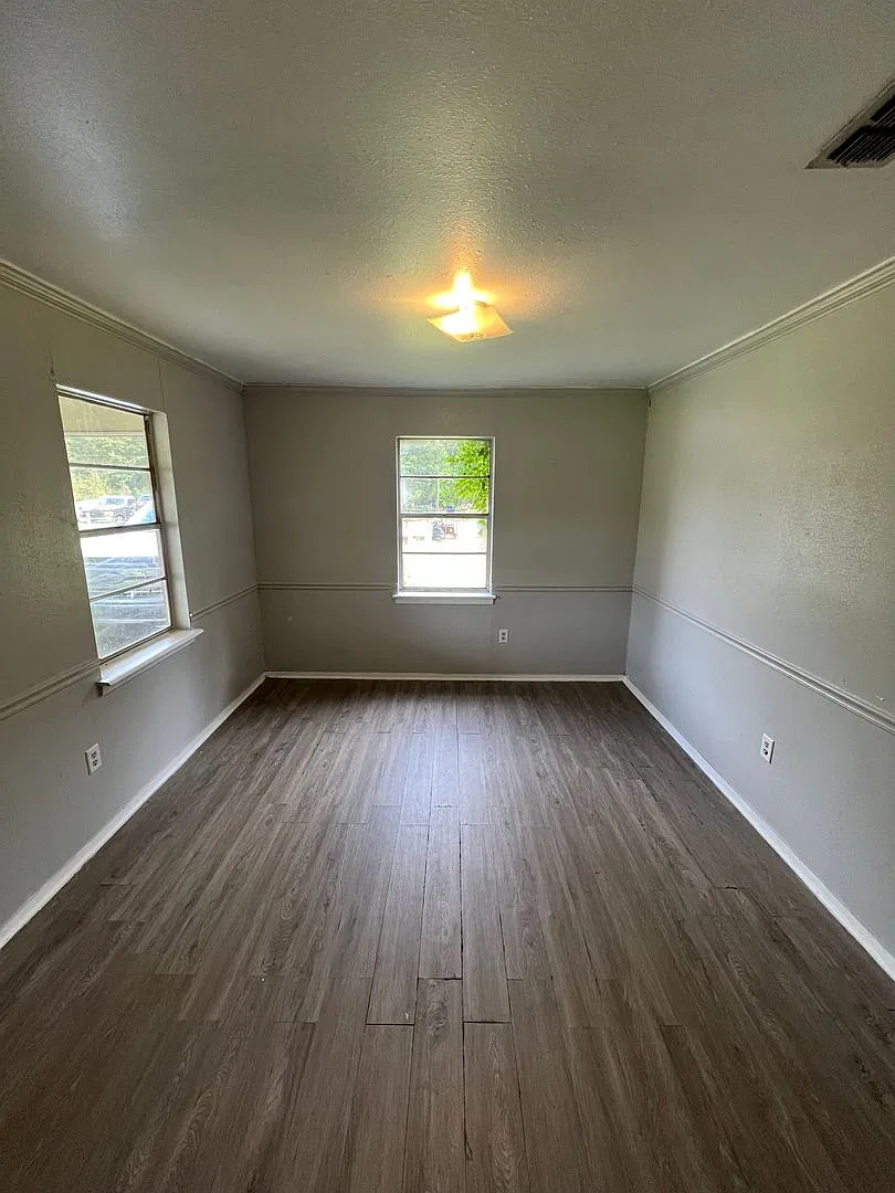 1208 N. Pines — Photo 3