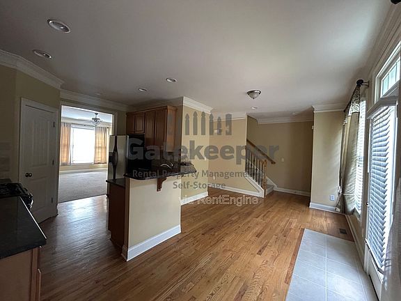 4th image of 106 Lexington Vlg