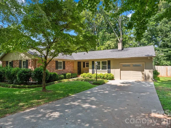 138 Castlerock Dr, Asheville, NC 28806