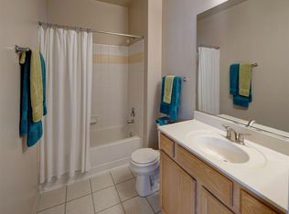 2008 Farmington Lakes Dr APT 2, Oswego, IL 60543